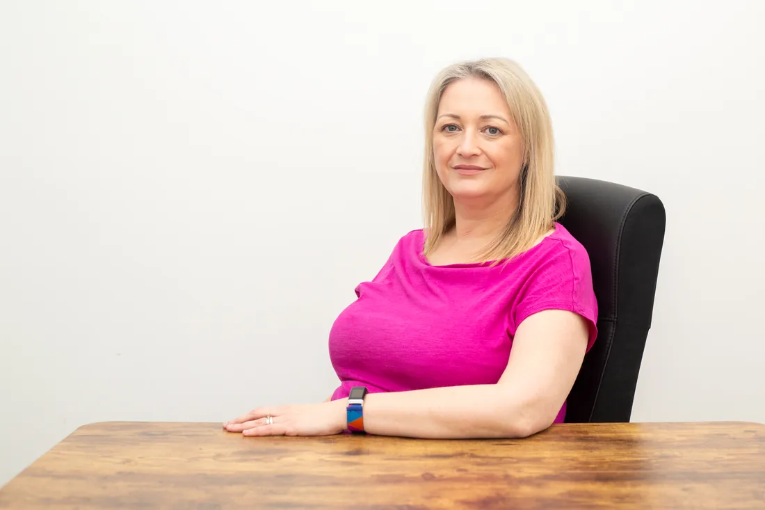 Samantha Newton FCIPD at her desk, Magenta HR Consulting